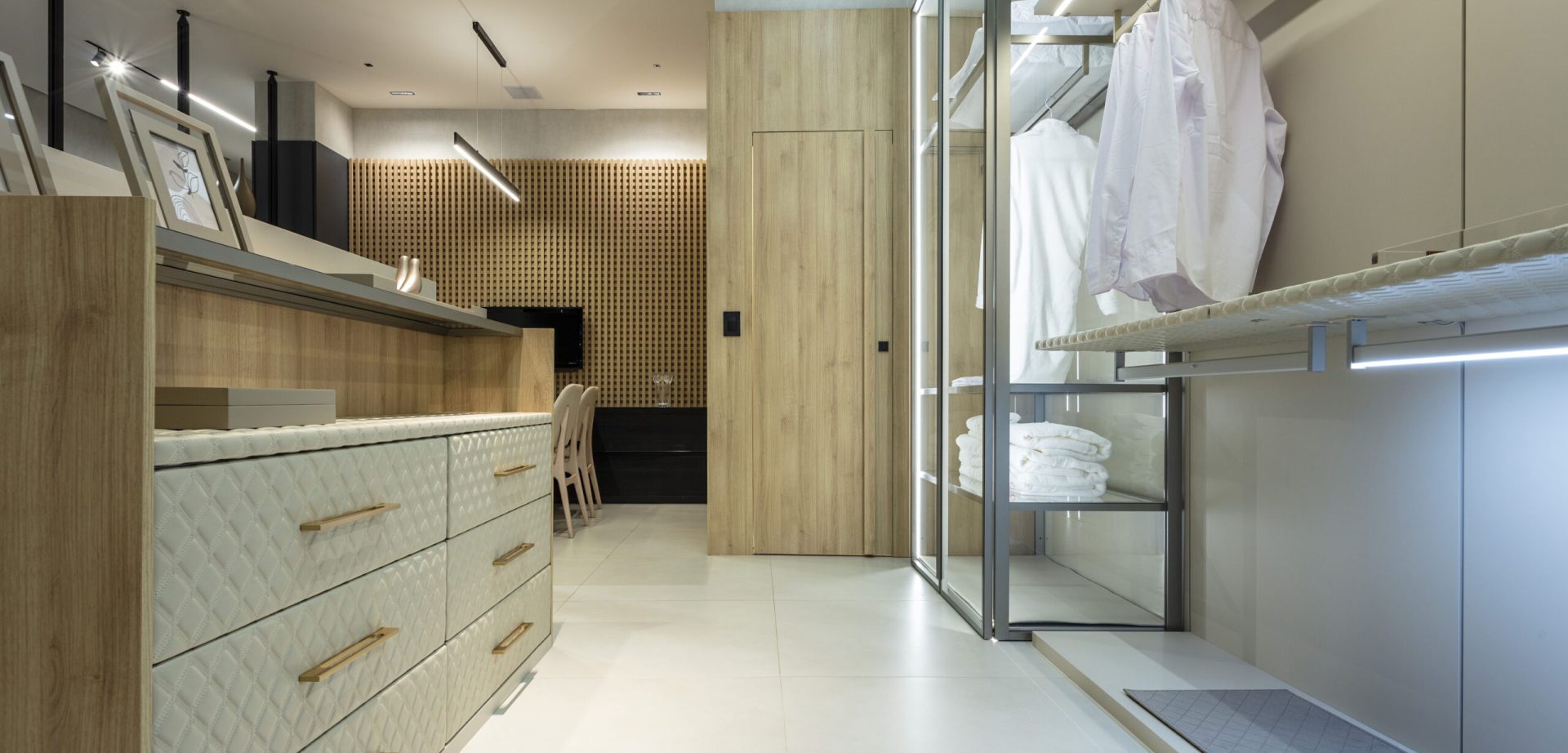 closet planejado de alto padrão em Taubaté com armários espaçosos e sistema de cremalheira oculta