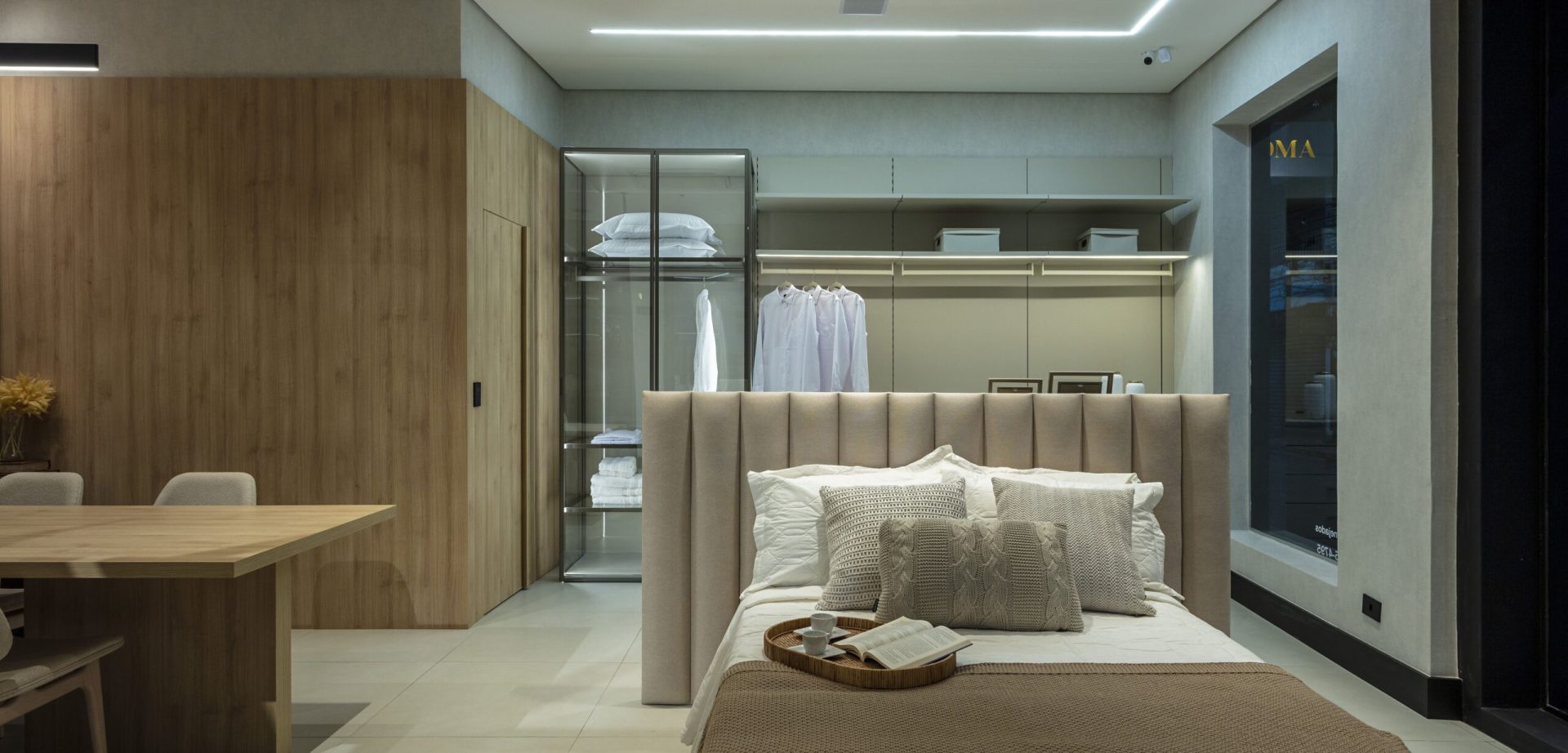 Showroom Vezzano Planejados Cabeceira de dormitório de alto padrão em Taubaté com móveis sofisticados